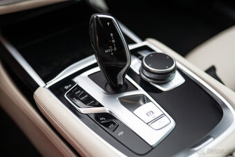 BMW 750d xDrive M-Sport - 16