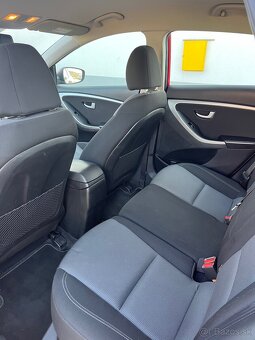 Hyundai i30 1.6 diesel 81kw 2015, nová stk - 16