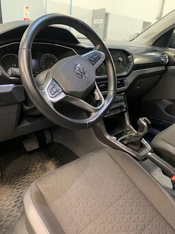 VW T-CROSS 110k automat po havarii - 16