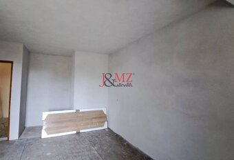 Stavba 122 m2 a drevená chata, pozemok 2.600 m2, Levice (SM- - 16