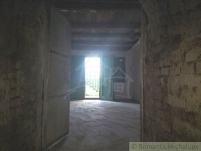 Dvojposchodová chatka s vinohradom na okraji obce Bátorové - 16