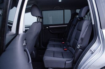 Volkswagen Touran 1.6 TDI DSG - 16