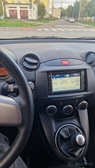 Mazda 2 1.3i,rok 2013 - 16