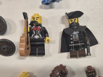 Collectible Minifigures - 16