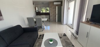 Zariadený 3-izb. dvojpodlažný apartmán s bazénom /Chorvátsko - 17