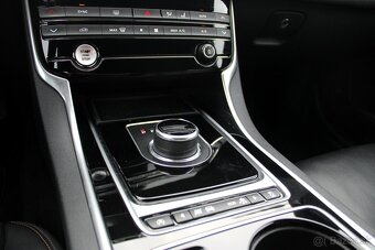 Jaguar XE 2.0 I4D Prestige AT, Nelakované - 17