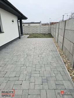 Moderná novostavba 4-izb.bungalov s krbom a parkovaním v obc - 17