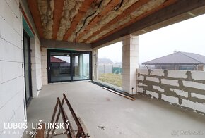 Novostavba - Rodinný dom s úžit. plochou 300m2, obec Nemešan - 17