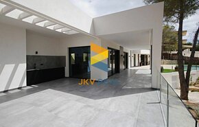 JKV REAL ponúka na predaj ELEGANTNÚ A LUXUSNÚ VILU ALTEA LA  - 17