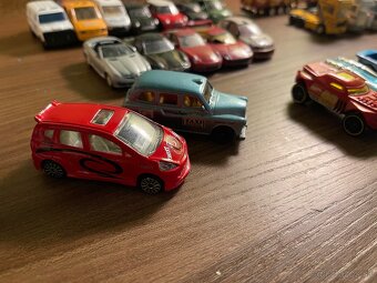 HOT WHEELS & MATCHBOX MODELY - 17