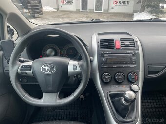 Toyota Auris 1.3 benzín 73kw 2012 - 17