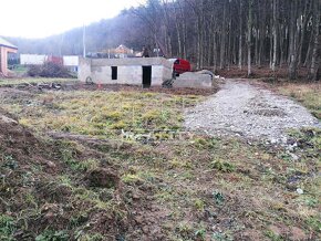 NA PREDAJ POZEMOK NA STAVBU DOMU V ILIAVKE S VÝMEROU 700 M2. - 17