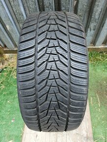 Špičkové,prakticky nejazdené zimné pneu Hankook - 245/40 r18 - 17