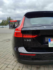 Volvo V60 Momentum 2.0D 110kw/8AT čierny strop - 17