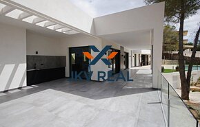 JKV REAL ponúka na predaj ELEGANTNÚ A LUXUSNÚ VILU ALTEA LA  - 17