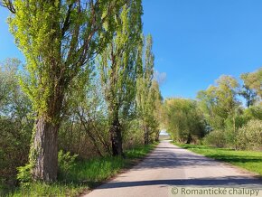 Rozľahlý pozemok na samote vhodný na stavbu blízko vinársk - 18