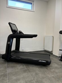 Life Fitness Discover SE3HD - nový stroj - 50% sleva - 18