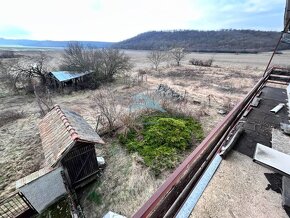 Na predaj dvojgeneračný rodinný dom 1584 m2,  na polosamote  - 18