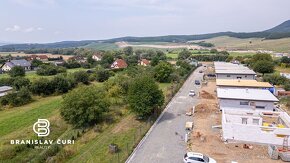 REZERVOVANÉ - Stavebný pozemok s IS na pozemku, 300 m od Pre - 18