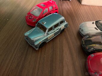 HOT WHEELS & MATCHBOX MODELY - 18