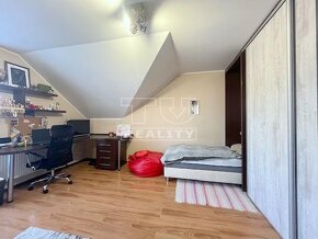 KRÁSNA RODINNÁ VILA S POZEMKOM 930m2 + 2 APARTMÁNY NA... - 18