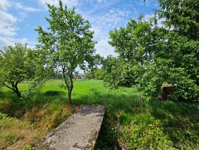 Veľký rod. dom s 2 byt. jednotkami na krásnom rovnom pozemku - 18