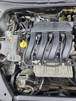 Renault laguna.        2004      1.6 benzínové motor - 19