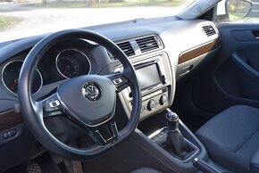 Volkswagen Jetta 1,2 tsi r.2015 - 77kw 6 rychlosti - TOP - 19