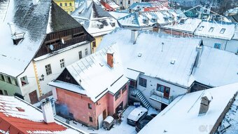 V centre Banskej Štiavnice rodinný dom s parkovaním vo dvore - 19