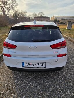 Hyundai i30 1,4 benzín FAMILY - 19