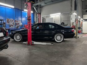 BMW Rad 7 740 i E38, Alcantara + originál fabrický M-Paket - 19