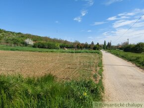 Svahovitý pozemok s krásnym výhľadom na samote blízko prír - 19