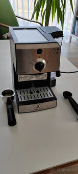 Kávovar Espresso Electrolux Easy EEA 111