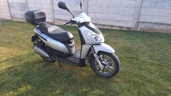 Predam Piaggio Carnaby 125 11kw rok 2011. Najazdene 24700km.