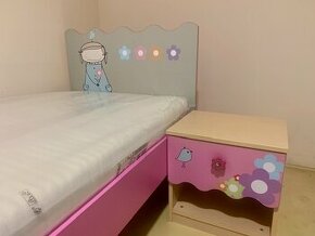 Posteľ s nočným stolíkom do dievčenskej izby