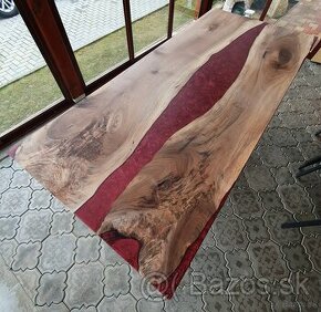 Stôl z orechoveho dreva