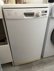 Umývačka riadu Electrolux ESF 45030