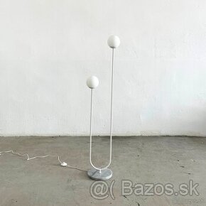 Minimalistická stojaca lampa