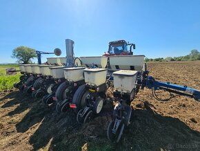 Kinze 3500 - 8 riadková sejačka