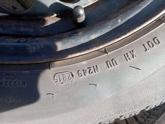 Zimné pneumatiky 195/65 r15 + plechy + puklice + stojan