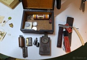 Stare zapalovace, tabak, baterka