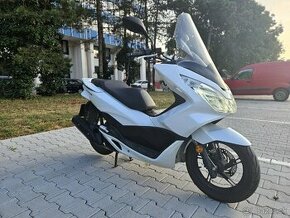 Honda PCX 125 facelift LED svetlá, rv 2017, ako nová