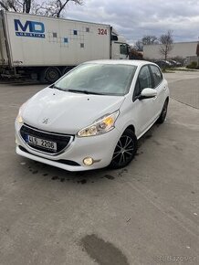 Peugeot 208 2013 1 majitel 1.0i najeto 41t km