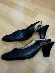 Dámske čierne kožené sandále Caprice č.39 - 1