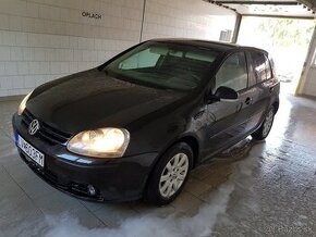 Rozpredam Volkswagen Golf 5 1,9 tdi 77kw farba cierna.