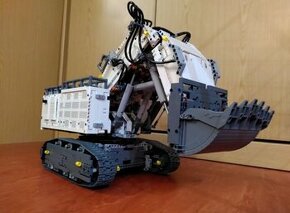 Lego technic 42100 liebherr R9800 - 1