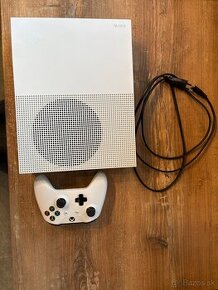 Predám Xbox One S Minecraft verzia – 120€ (vrátane 2 hier na