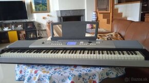 rezerovaný Yamaha DGX-520  keyboard + darujem knihu spevu