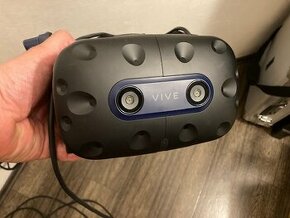 HTC Vive Pro 2  + antikolízna ochrana ovládačov.