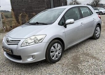 Toyota Auris 1,6 1.MAJITEL ČR 60tKm +ALU benzín manuál 97 kw